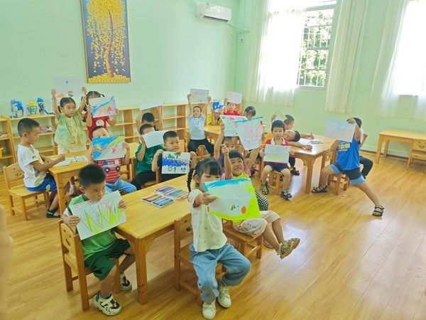 孩子們?cè)诠嫱泄馨嗌袭嫯嬚n。莫菲菲攝