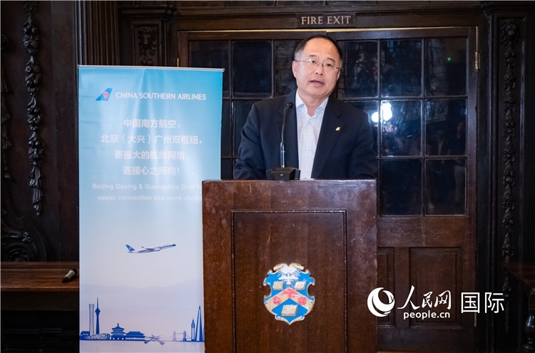 圖為中國駐倫敦旅游辦事處主任張力致辭。人民網 郭錦標攝