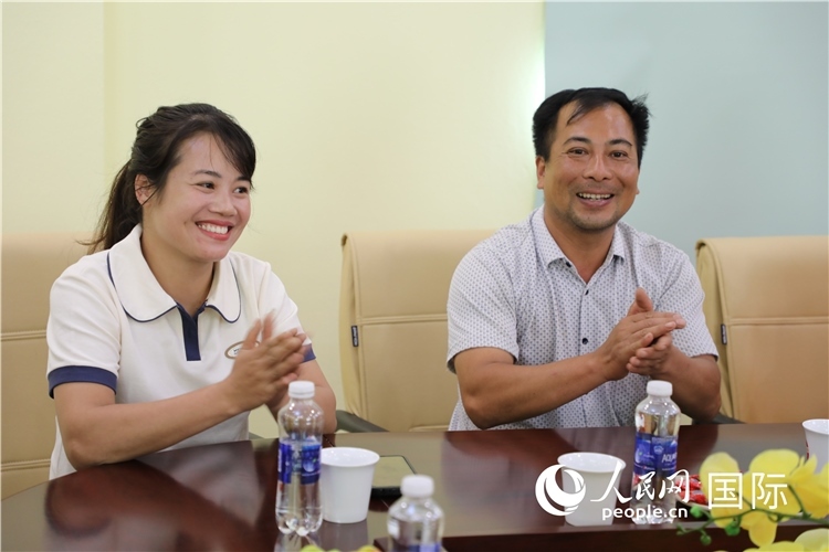 越南沙巴市黃連寄宿制民族小學(xué)老師阮氏秋姮、阮文享。人民網(wǎng)記者簡承淵攝