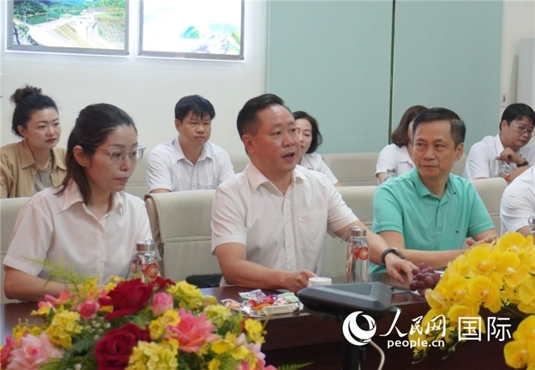 越中電力公司董事長李志雄（前排左二）介紹越南電力情況。葛沙莎攝