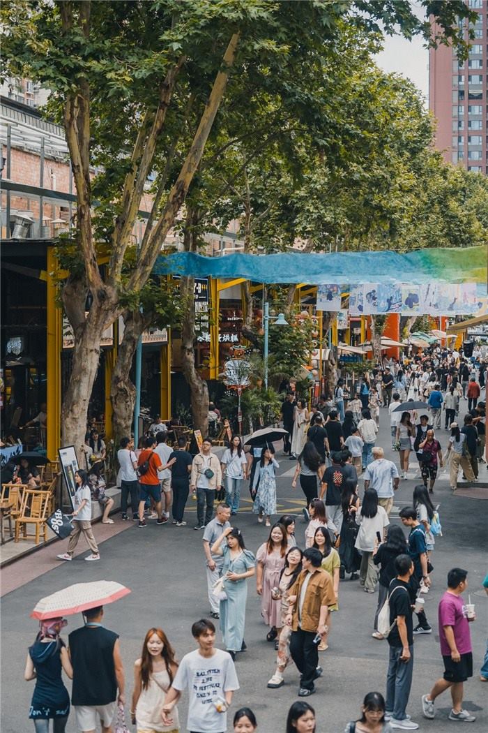 北街美食區(qū)是東郊記憶園區(qū)集美食、文化與休閑于一體的特色區(qū)域，為游客和當(dāng)?shù)鼐用裉峁┝素S富多樣的餐飲選擇。資料圖片