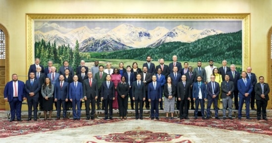  8月30日，國(guó)家副主席韓正在北京集體會(huì)見出席2024年國(guó)際議員友好交流論壇的各國(guó)代表。新華社記者 丁林 攝