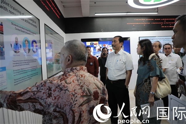 印尼對華合作牽頭人、統(tǒng)籌部長盧胡特（中）參觀中國—印尼新能源材料與冶金工程技術(shù)聯(lián)合研究實驗室。人民網(wǎng)記者曹師韻攝