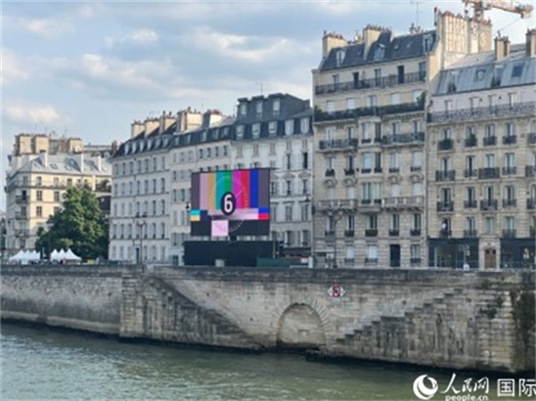 奧運會開幕式，安置在塞納河兩岸的大屏幕。人民網(wǎng)記者 何蒨攝