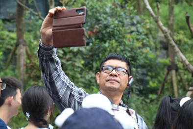 媒體考察團(tuán)成員在熊貓谷拍照“打卡”。（李佩藺 攝）