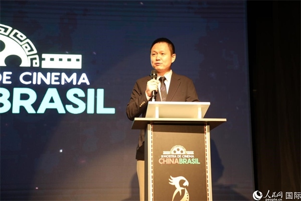 當(dāng)?shù)貢r間8月26日晚，中國駐里約總領(lǐng)館副總領(lǐng)事王尉育在第三屆中國－巴西電影展開幕式上致辭。 人民網(wǎng)記者 陳一鳴攝