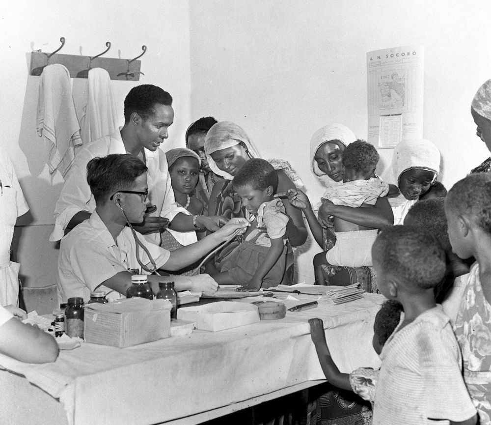 1968年4月，中國醫(yī)療隊醫(yī)生在索馬里阿弗戈依鎮(zhèn)巡回醫(yī)療時為當(dāng)?shù)貎和尾　? width=