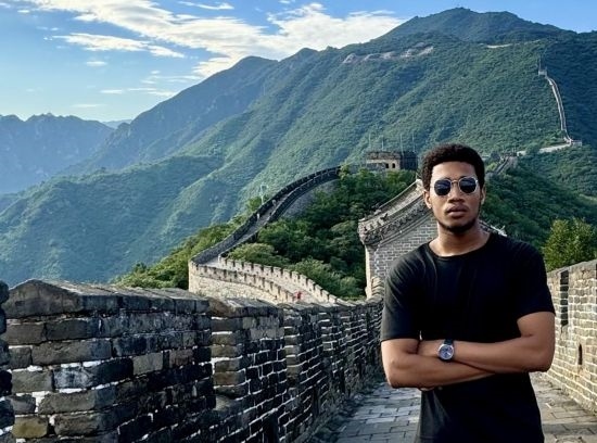 8月28日，尼日利亞青年阿米爾·阿希姆在慕田峪長城留影。新華社發(fā)（清華大學(xué)供圖）