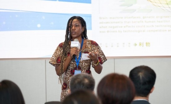 8月29日，在第二屆清華國際青年對話論壇活動上，來自烏干達(dá)的媒體人詹尼弗·阿西姆韋分享中國之旅的感悟。新華社發(fā)（畢尚宏攝）