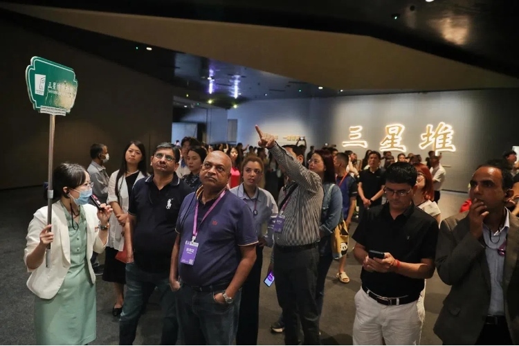 8月31日，亞洲媒體考察團(tuán)參訪三星堆博物館?！吨袊?guó)經(jīng)濟(jì)周刊》記者肖翊攝