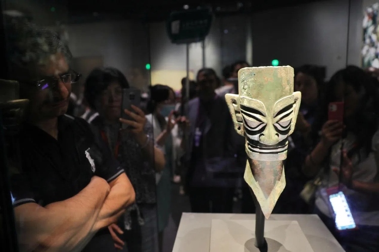 8月31日，亞洲媒體考察團(tuán)參訪三星堆博物館?！吨袊?guó)經(jīng)濟(jì)周刊》記者肖翊攝