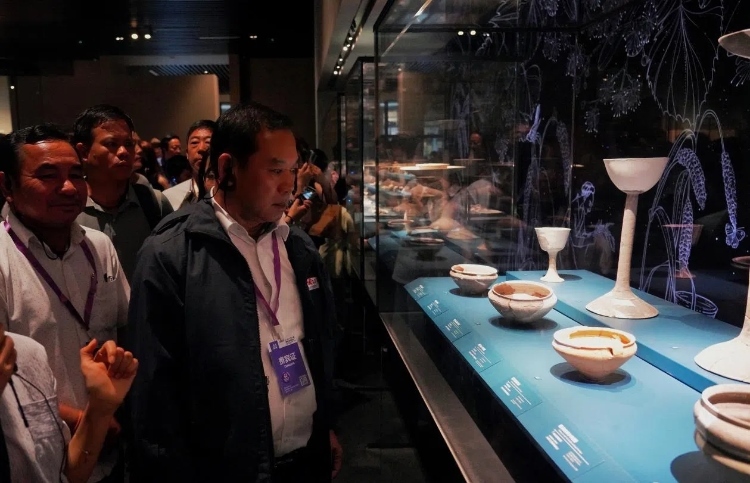 8月31日，亞洲媒體考察團(tuán)參訪三星堆博物館。左一為老撾博利坎賽省新聞文化旅游廳廳長(zhǎng)頌通·威本康。《人民日?qǐng)?bào)海外版》記者喬宇攝