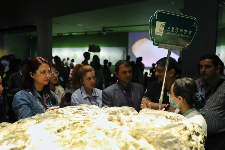 8月31日，亞洲媒體考察團(tuán)參訪三星堆博物館。左一為馬來西亞《星報(bào)》首席商務(wù)官莉迪婭·王?！吨袊?guó)經(jīng)濟(jì)周刊》記者肖翊攝