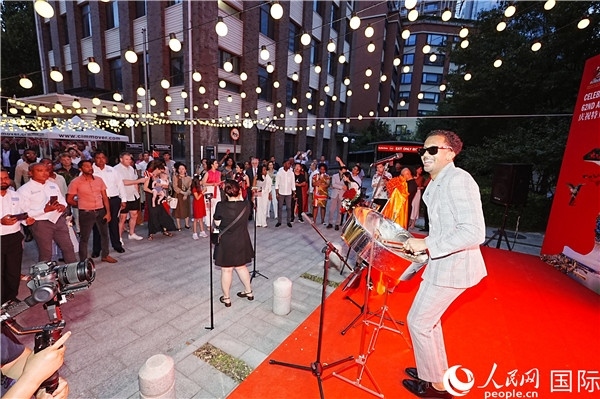 來(lái)自特多的藝術(shù)家在慶祝儀式上表演特多鋼鼓。人民網(wǎng)記者 趙益普攝