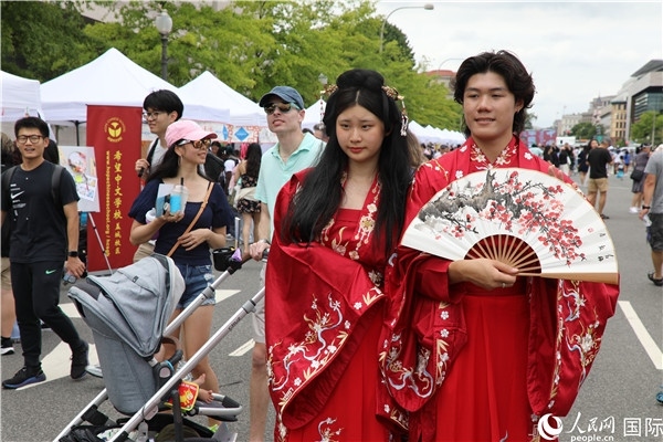 5、當?shù)厝A僑華人身穿漢服參加文化節(jié)。 人民網(wǎng)記者 李志偉攝