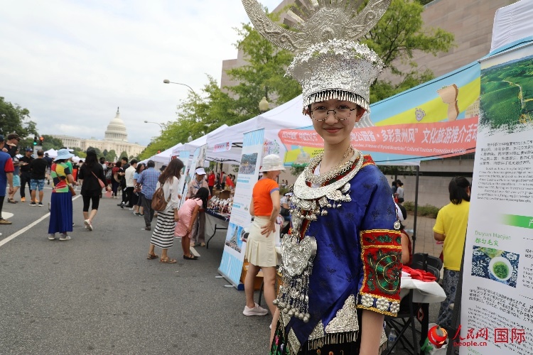 在第22屆美國華盛頓“中國文化節(jié)”上，一名當(dāng)?shù)孛癖娚泶┲袊贁?shù)民族服飾。人民網(wǎng)記者 李志偉攝