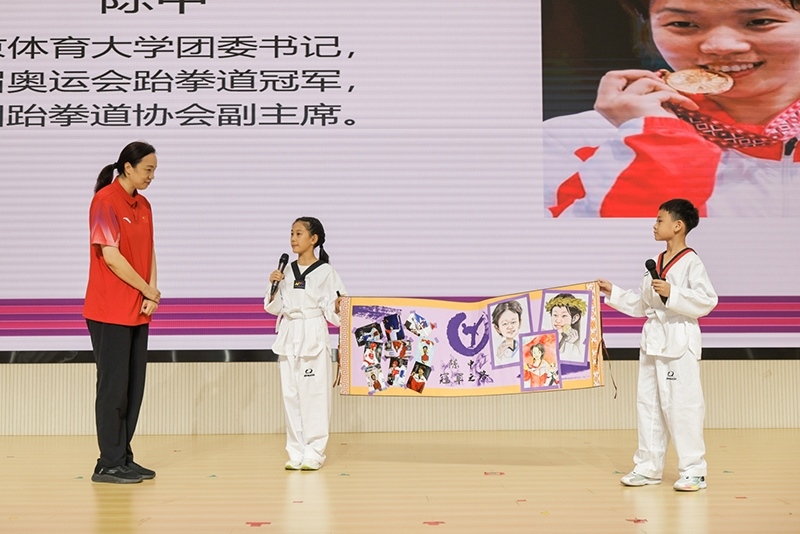 兩位學(xué)生小記者對(duì)話陳中老師。學(xué)校供圖