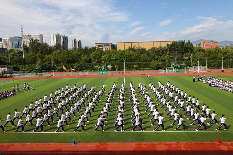 高一學(xué)生在開(kāi)學(xué)典禮中表演軍體拳。學(xué)校供圖
