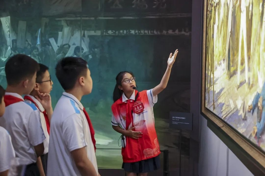 同學(xué)們觀賞不同革命場景及烈士形象的藝術(shù)作品。徐匯區(qū)總工會供圖