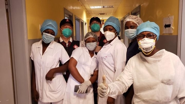 2020年5月26日，中國(guó)抗疫醫(yī)療專家組在剛果（布）首都布拉柴維爾指導(dǎo)新冠肺炎病房建設(shè)時(shí)，與當(dāng)?shù)匾痪€醫(yī)務(wù)人員合影。新華社發(fā)