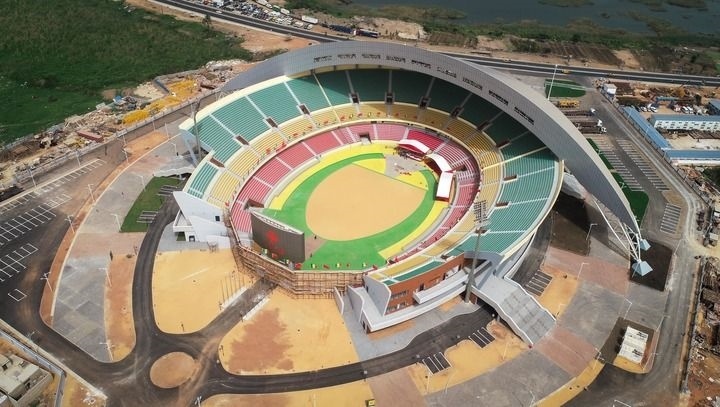 這是2018年7月18日在塞內(nèi)加爾首都達(dá)喀爾航拍的中國(guó)援建的塞內(nèi)加爾競(jìng)技摔跤場(chǎng)。新華社記者 呂帥 攝