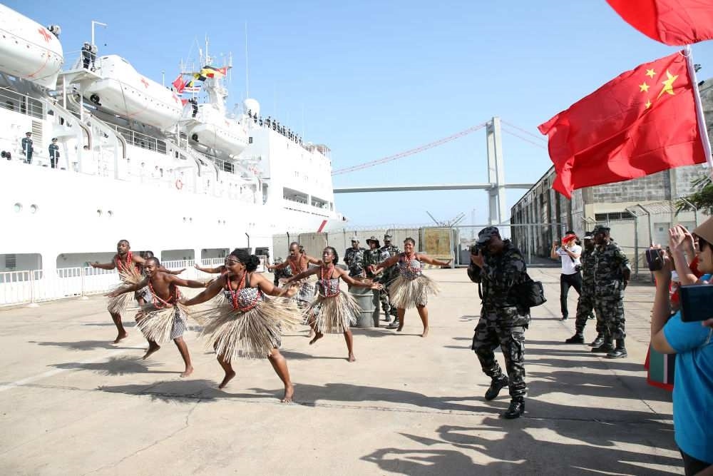 2024年8月16日，在莫桑比克馬普托港，當(dāng)?shù)匮輪T表演舞蹈，歡送中國(guó)海軍“和平方舟”號(hào)醫(yī)院船。