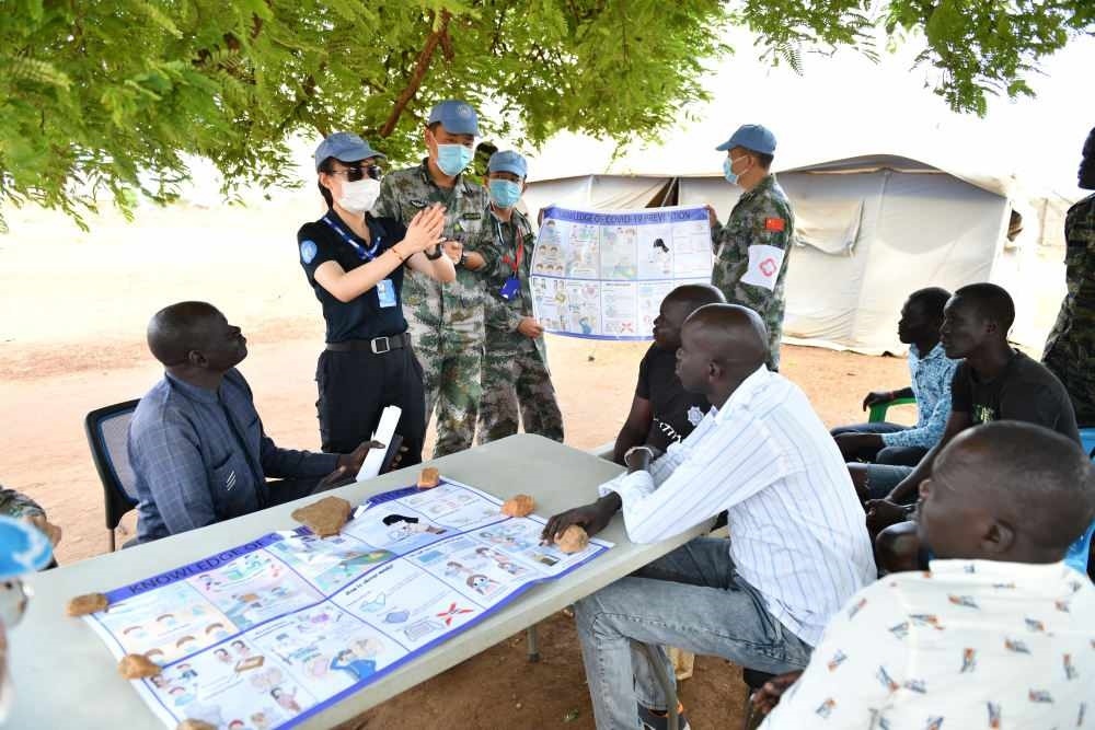 2020年3月，在南蘇丹首都朱巴，執(zhí)行聯(lián)合國(guó)維和任務(wù)的中國(guó)維和警察廖潔給當(dāng)?shù)鼐熘v解防疫知識(shí)。