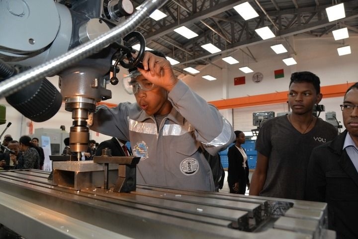 2024年4月26日，在馬達(dá)加斯加首都塔那那利佛，塔那那利佛大學(xué)理工學(xué)院的學(xué)生在魯班工坊操作設(shè)備。新華社發(fā)（西塔卡·拉喬納里松攝）