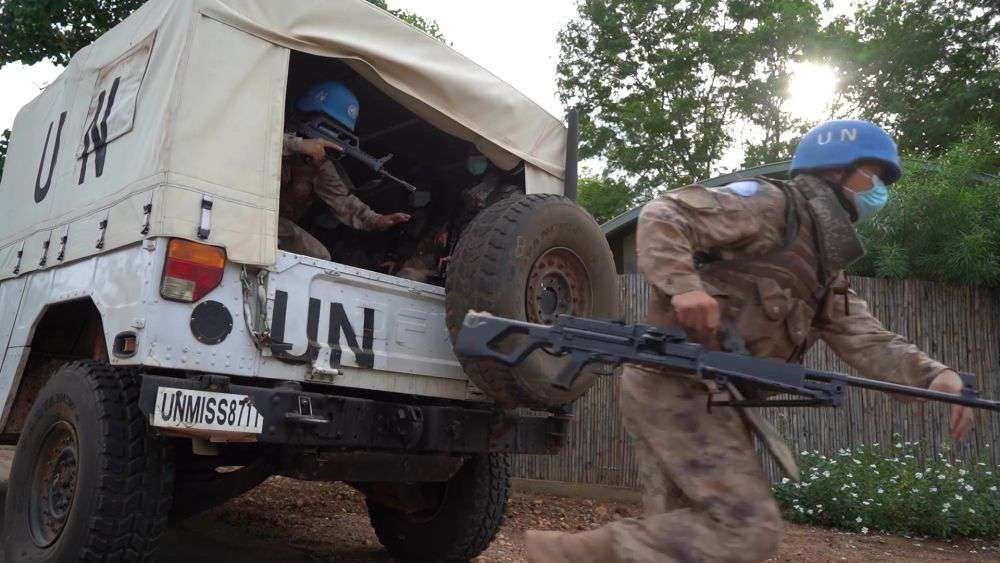 2022年7月27日，中國(guó)第八批赴南蘇丹（朱巴）維和步兵營(yíng)百人防暴隊(duì)抵達(dá)預(yù)定區(qū)域，進(jìn)行綜合防衛(wèi)演練。針對(duì)南蘇丹社會(huì)安全問(wèn)題及近期在剛果（金）東部地區(qū)發(fā)生的針對(duì)聯(lián)合國(guó)剛果（金）穩(wěn)定特派團(tuán)的抗議示威活動(dòng)，中國(guó)第八批赴南蘇丹（朱巴）維和步兵營(yíng)于日前組織UN HOUSE（聯(lián)合國(guó)之家）綜合防衛(wèi)演練，以應(yīng)對(duì)可能出現(xiàn)的難民涌入、營(yíng)門(mén)遇襲、暴恐威脅等突發(fā)情況。
