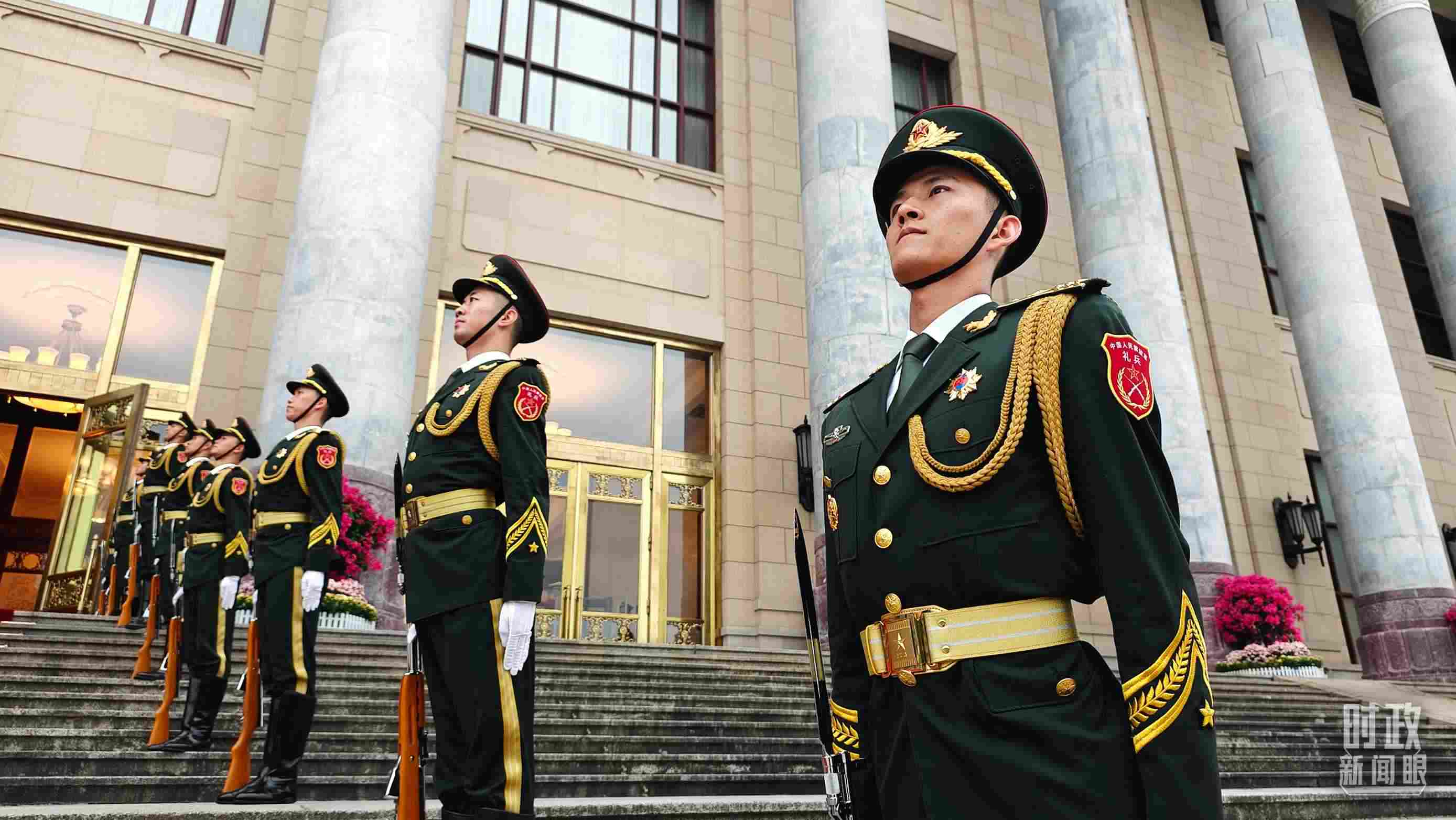  △人民大會堂外，禮兵列隊歡迎外國領導人。（總臺央視記者韓銳拍攝）