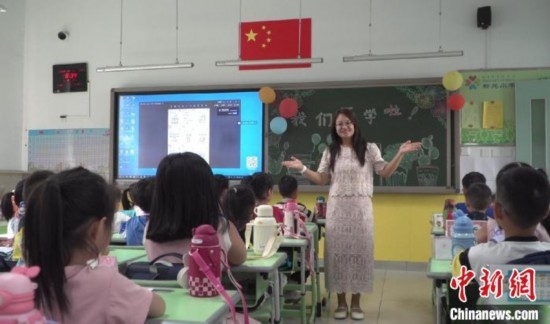 圖為衡水市新苑小學(xué)，老師正在給學(xué)生講開學(xué)第一課的內(nèi)容。王天祥 攝