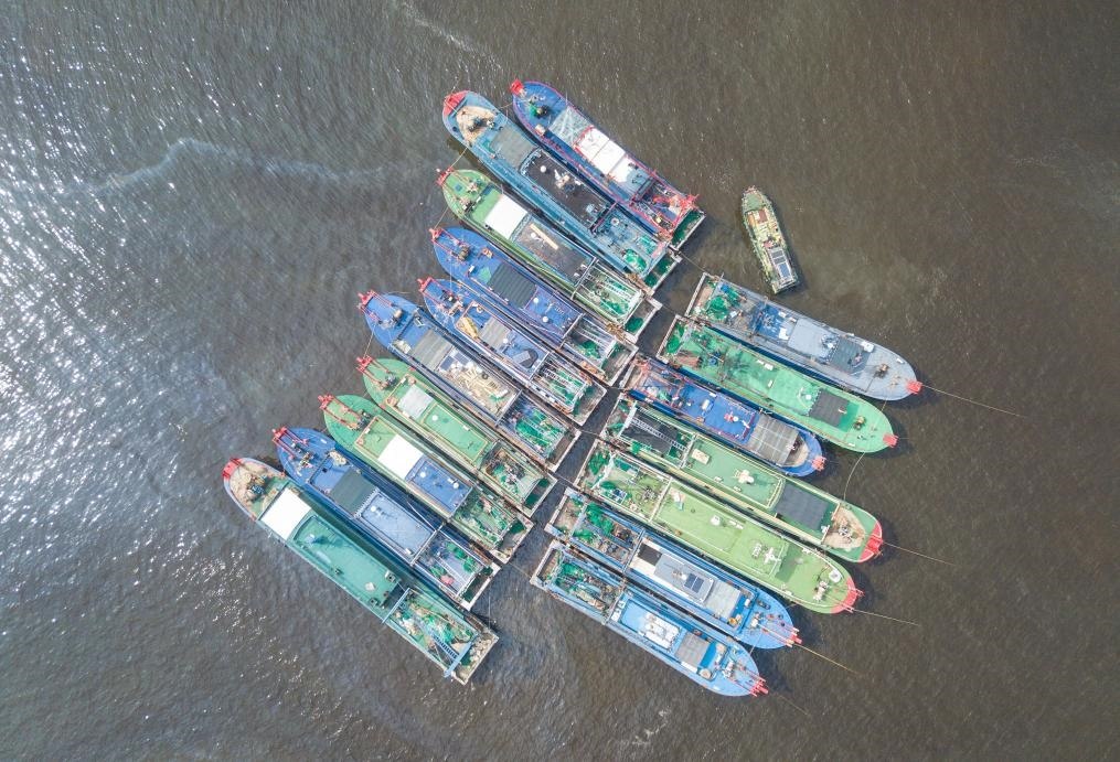 9月4日，船只在海南省?？谑行赂鄞a頭停靠避風(fēng)（無人機(jī)照片）。新華社記者 蒲曉旭 攝