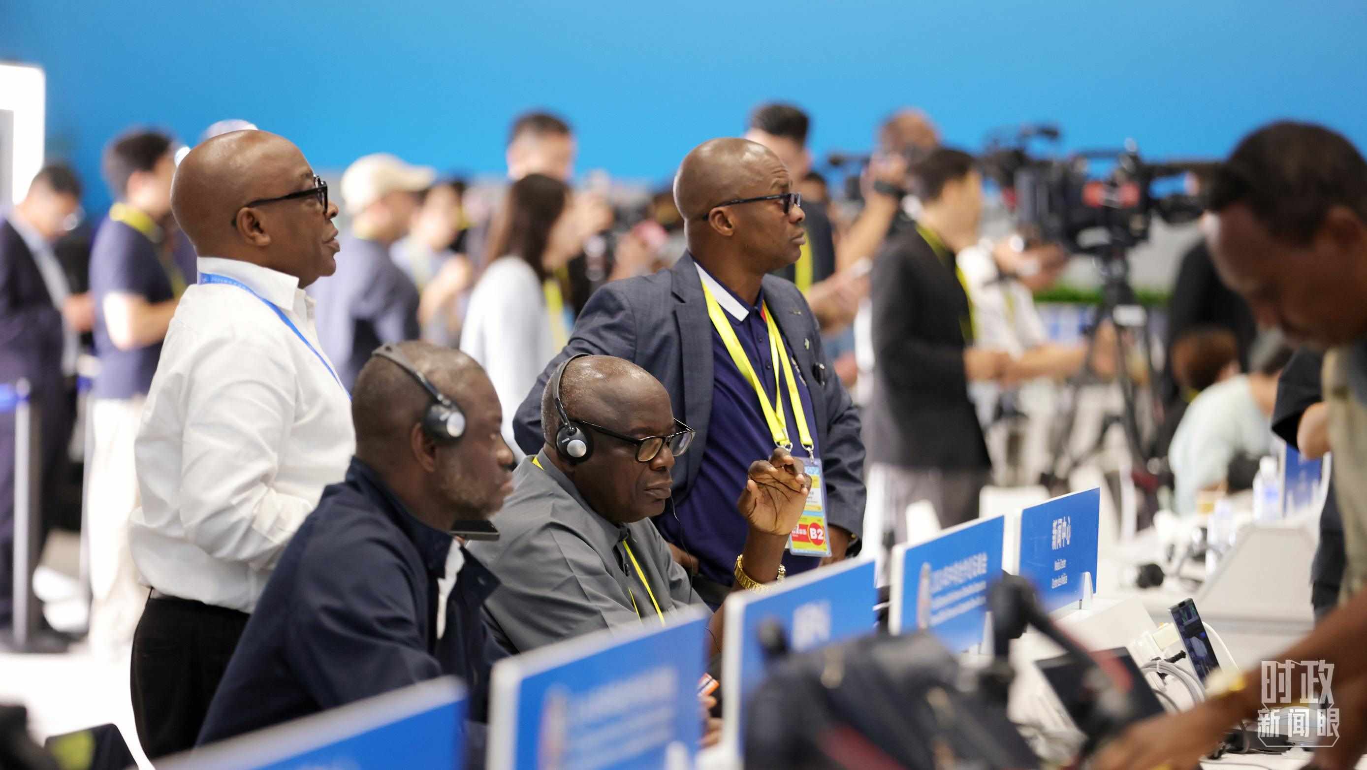  △媒體記者在人民大會堂和新聞中心參與峰會報道。（總臺央視記者范一鳴、魏幫軍拍攝）