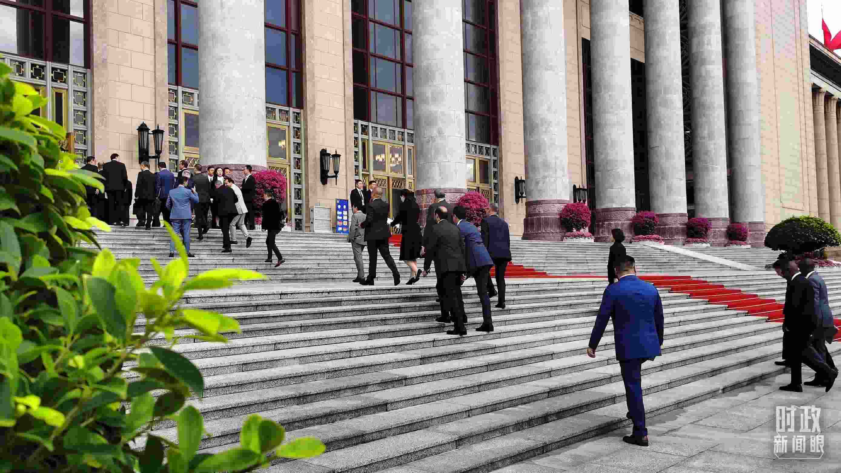  △與會者正在步入會場。（總臺央視記者郭鴻拍攝）