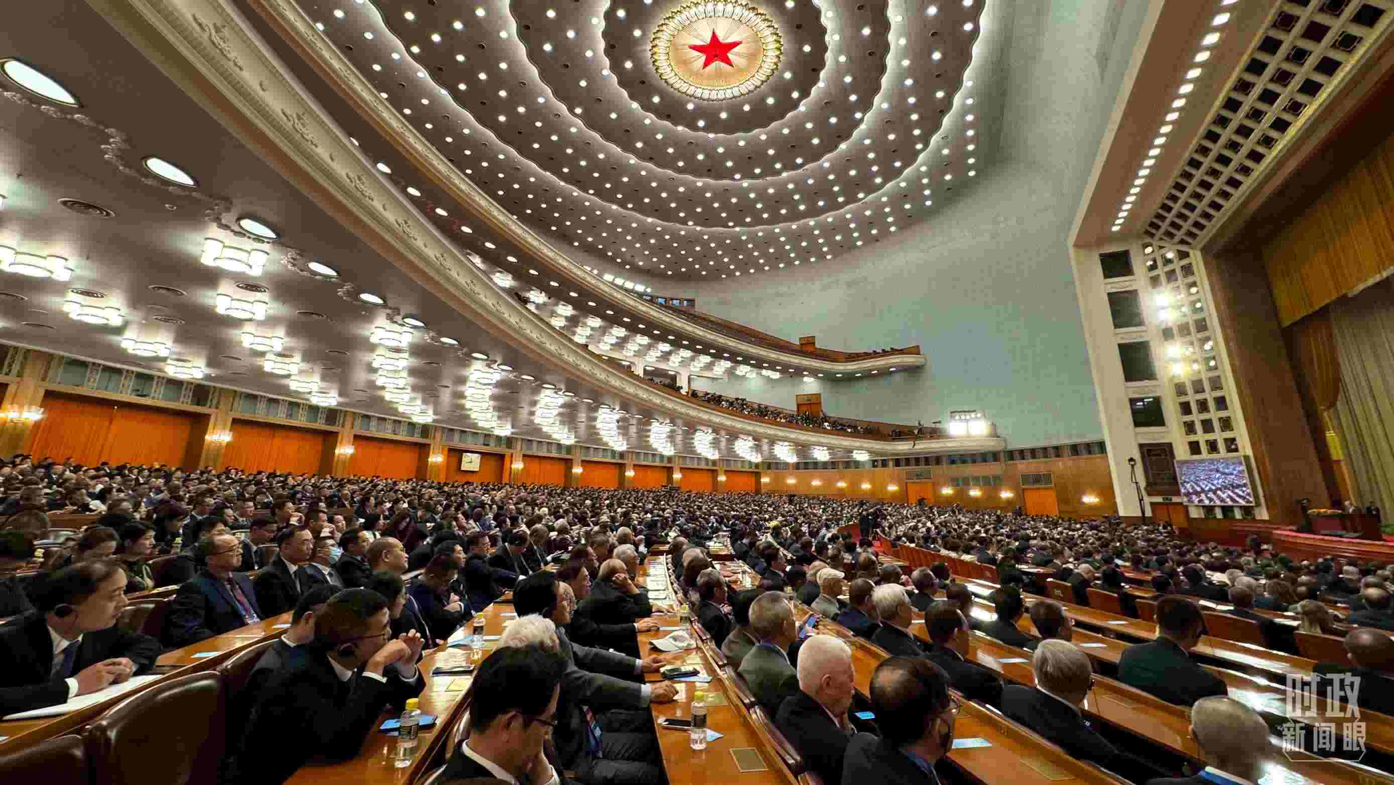  △中非合作論壇非方成員國國家元首、政府首腦、代表團團長及國際和地區(qū)組織負責人等中外各界人士3200余人出席開幕式。（總臺央視記者蔣碩拍攝）