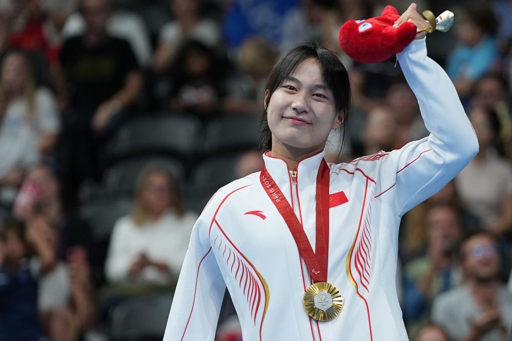 9月4日，蔣裕燕在巴黎殘奧會游泳女子100米自由泳S7級頒獎儀式上。新華社記者 熊琦 攝