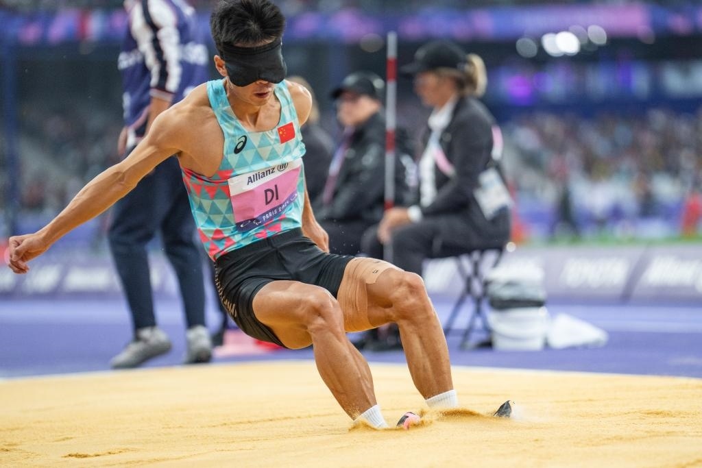 8月30日，邸東東在巴黎殘奧會田徑男子跳遠T11級決賽中試跳。新華社記者 黃偉 攝