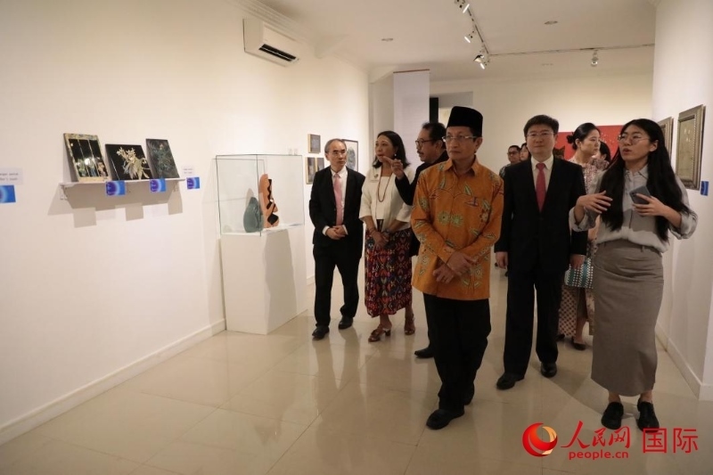 參加開(kāi)幕式的嘉賓參觀展覽。人民網(wǎng)記者曹師韻攝