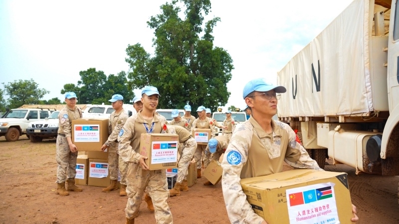 搬運(yùn)援助物資。孫千攝