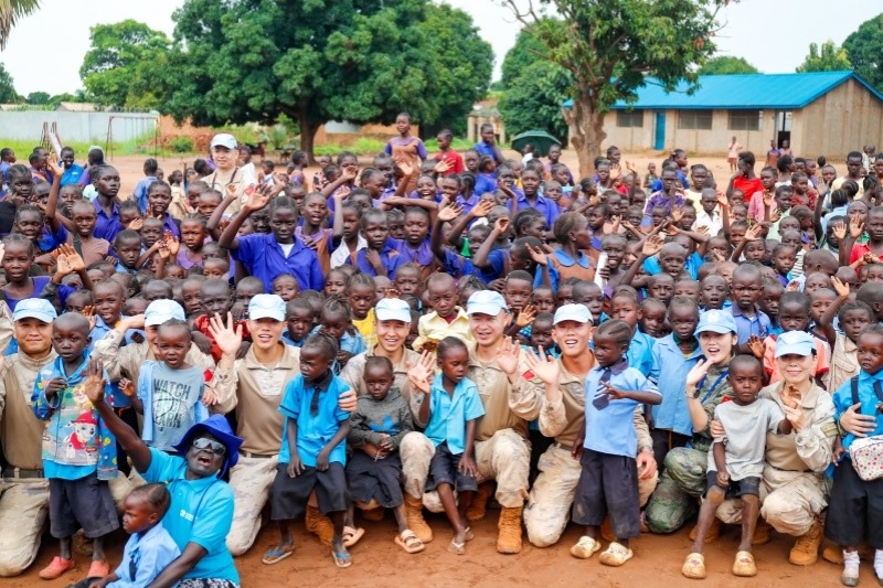 維和官兵與學(xué)生進(jìn)行合影。殷亦豪攝