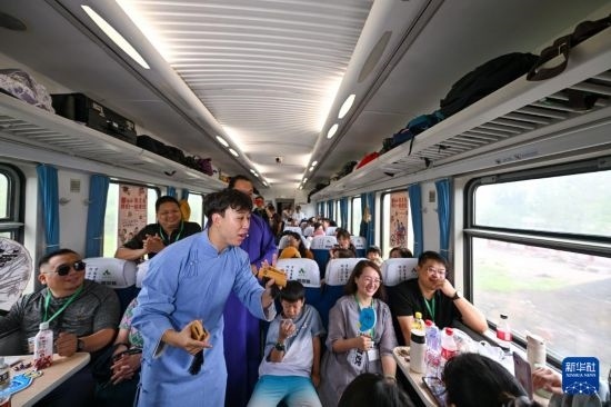 9月7日，相聲演員在S910列車(chē)上為旅客表演快板。