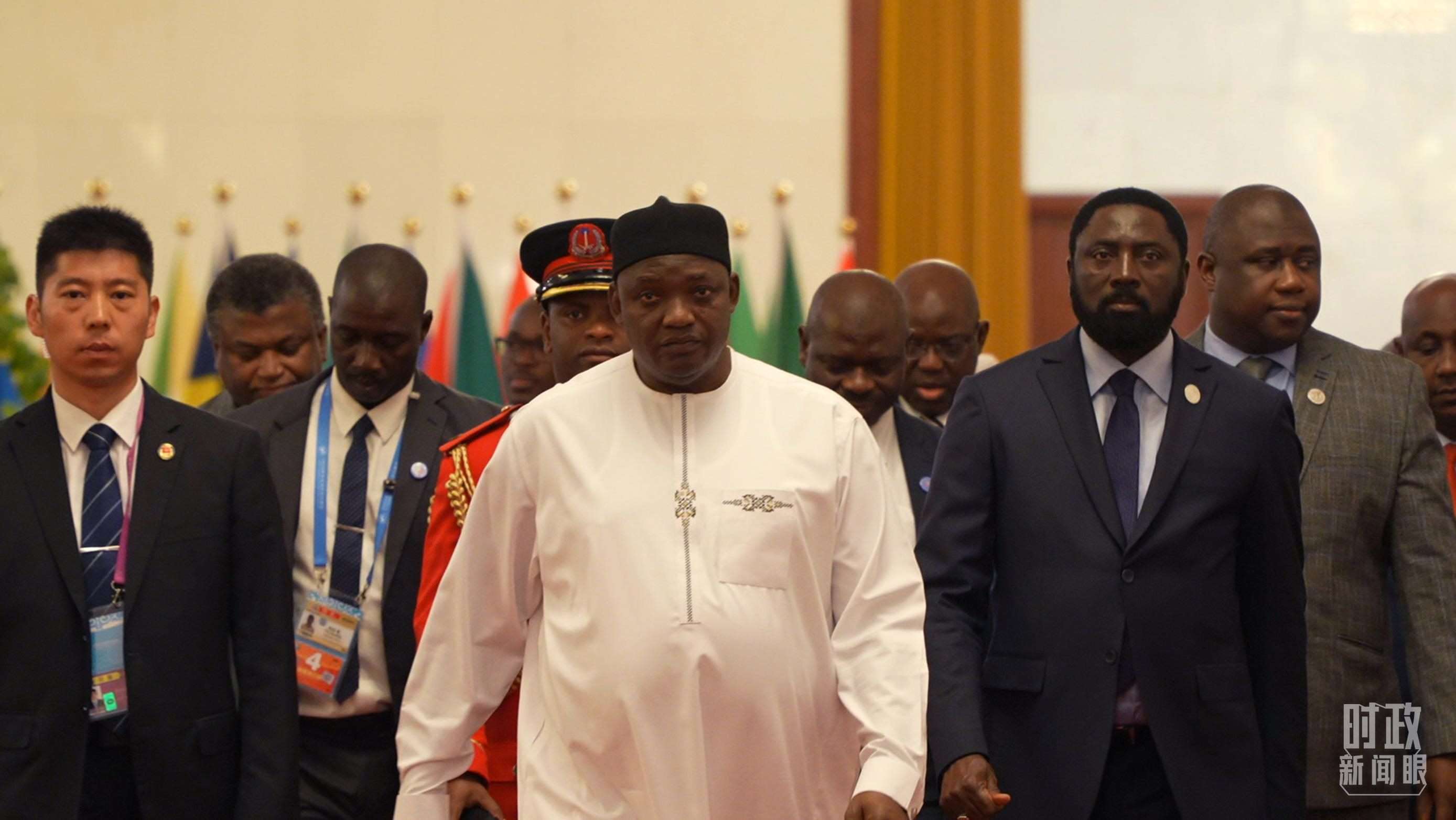 岡比亞總統(tǒng)巴羅走向會見廳。（總臺央視記者蔣碩拍攝）