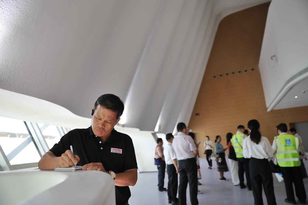 亞洲媒體考察團參觀綜合劇場外墻?！吨袊?jīng)濟周刊》記者 肖翊攝