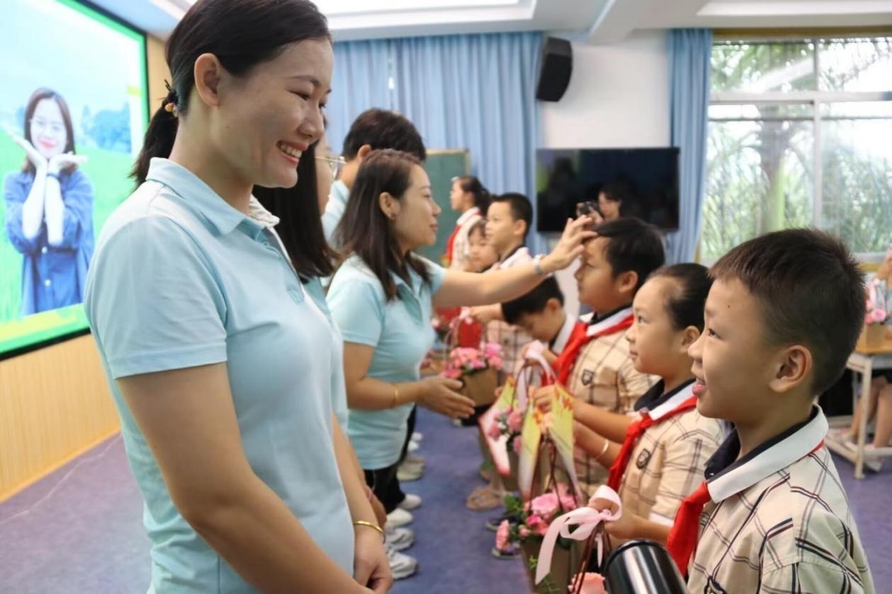 2023年教師節(jié)前，廣西南寧一所學校，學生向老師獻上鮮花、賀卡。