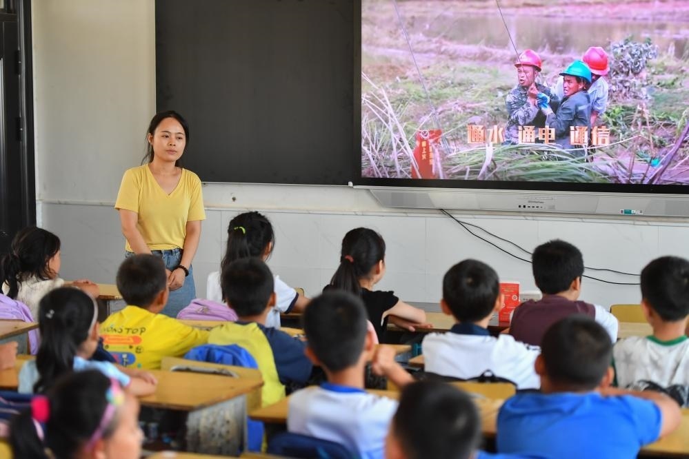 今年夏天，湖南華容縣等地遭受洪澇災害。9月，華容縣一所學校，老師通過講述防災救災故事，引導孩子們知情、共情，汲取成長的力量。