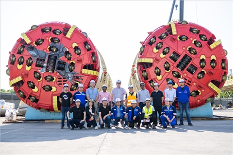 中外員工在盾構機前合影。中國電建供圖