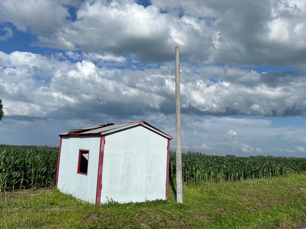 林甸縣一處保護(hù)水源井的鐵皮房出現(xiàn)破損，未見(jiàn)配套設(shè)備。新華社記者董寶森攝