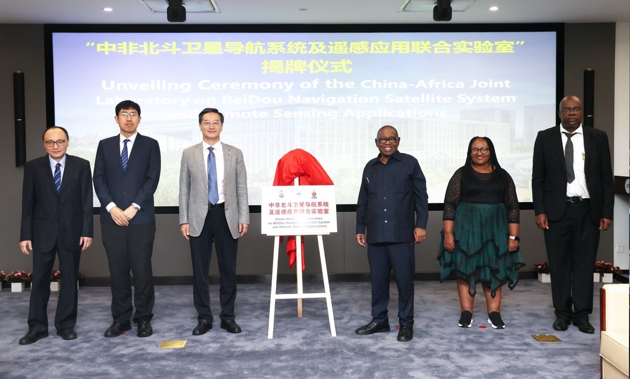 中非北斗衛(wèi)星導(dǎo)航系統(tǒng)及遙感應(yīng)用聯(lián)合實驗室在北京航空航天大學(xué)揭牌。校方供圖