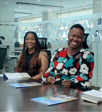 支隊(duì)成員在CGTN非洲總站與當(dāng)?shù)赜浾呓涣鳌Ｄ氯瓞摂z