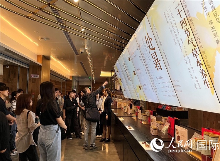 2. 日中友好協(xié)會青年代表團一行學習24節(jié)氣養(yǎng)生知識。（人民網記者陳思 攝）